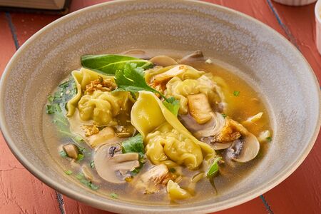 Бульон с вонтонами