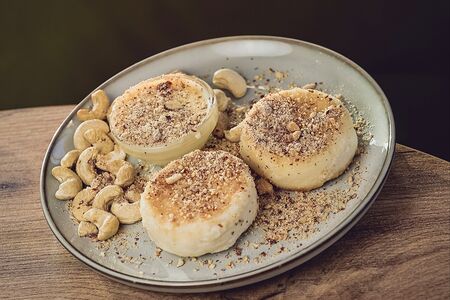 Сырники со сгущёнкой и орехами