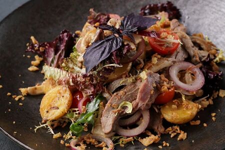 Теплый салат с ростбифом