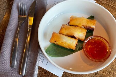 Жареный спринг-ролл со свининой и креветкой