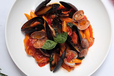 Ньокки с мидиями и вонголе