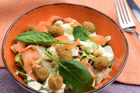 Салат с лососем и цукини / жареные оливки / печёная рикота