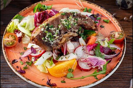 Салат с обжаренной на гриле томленой говяжьей грудинкой