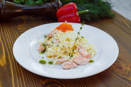 Феттучини с лососем и икрой