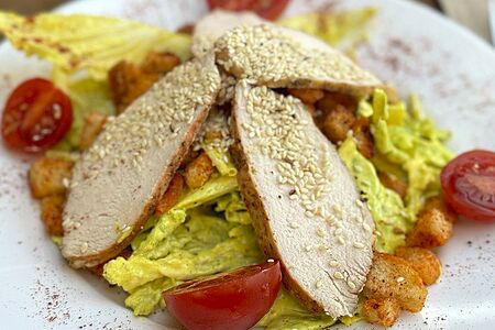 Салат Цезарь с курицей