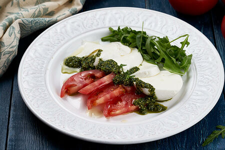 Салат Капрезе с моцареллой, рукколой и соусом песто