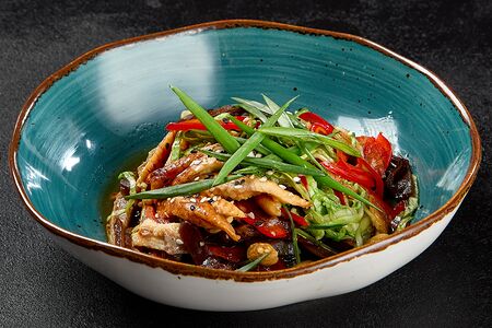 Салат с угрем в азиатском стиле