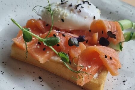 Вафля с лососем и яйцом-пашот