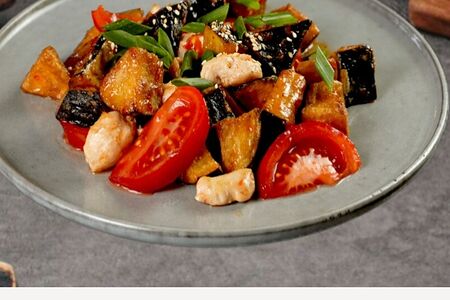 Хрустящий баклажан с помидорами