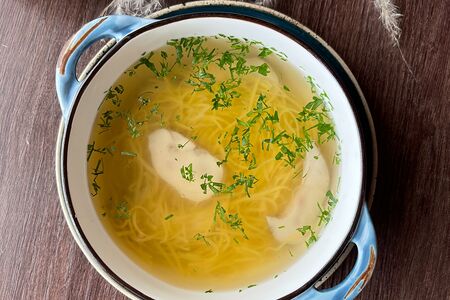 Куриный бульон с лапшой 
