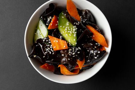 Древесные грибы с овощами