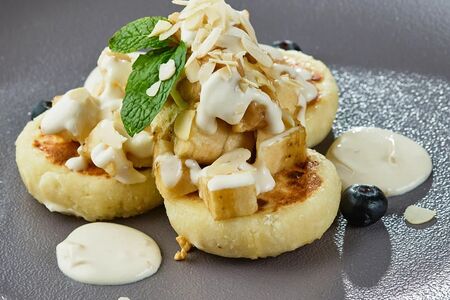 Сырники с арахисовой пастой и бананом