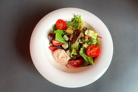 Салат с карамельной грушей и горгонзолой