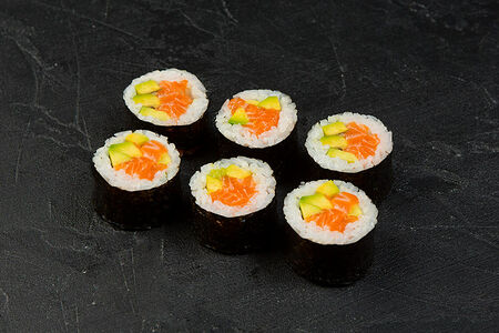 Маки лосось авокадо