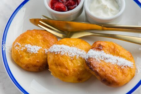 Сырники со сметаной и вареньем