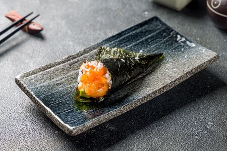 Хенд-ролл с морским гребешком