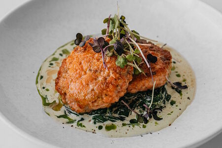 Котлеты из рубленного лосося со сливочным шпинатом