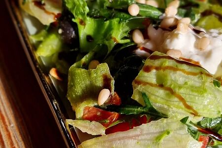 Салат с томатами и страчателлой