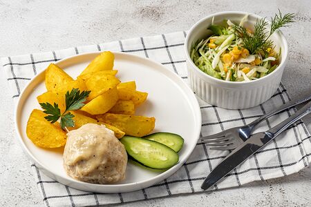 Запеченный картофель с котлетой куриная паровая и салат Легкий