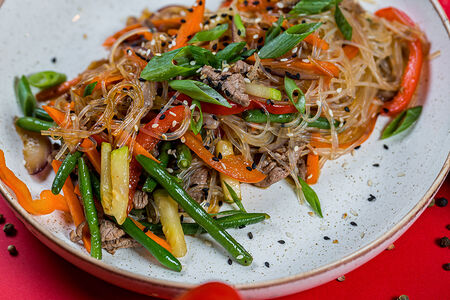 Вок с говядиной и фунчозой