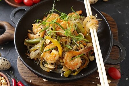 Вок по-тайски с тигровыми креветками