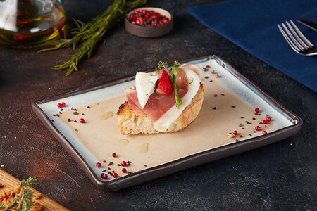 Брускетта с пармой и голубым сыром