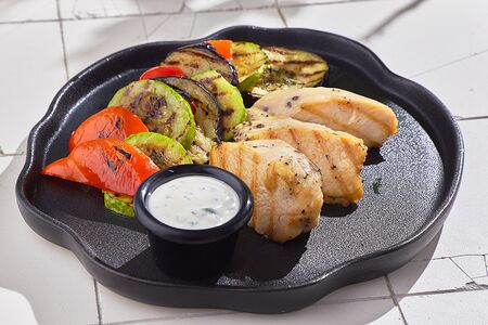 Куриная грудка с овощами гриль