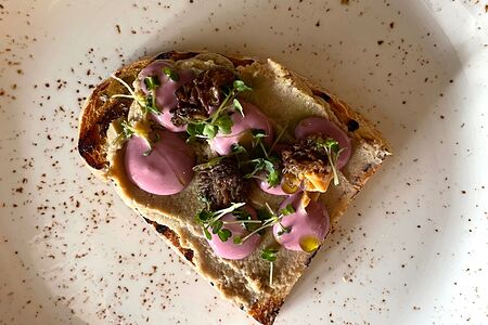 Брускетта с утиным паштетом и сморчками