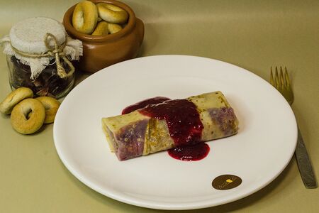 Блин с клюквой, протертой с сахаром