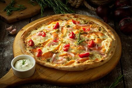 Пицца с лососем и оливками