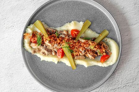 Бефстроганов из говяжьей вырезки с картофельным пюре