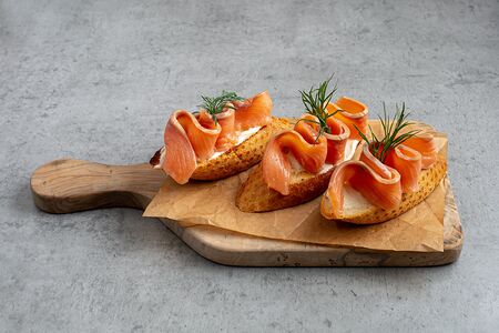 Брускетта с лососем