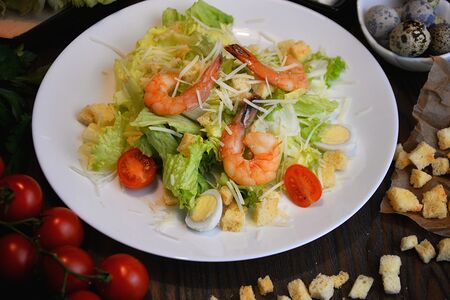 Салат Цезарь с креветками
