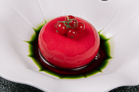 Чизкейк с соусом из красного вина