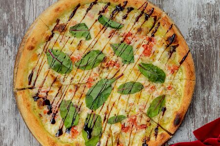 Пицца с копченой стерлядью и лаймовым соусом