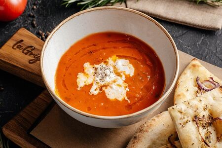 Томатный суп с сыром страчателла