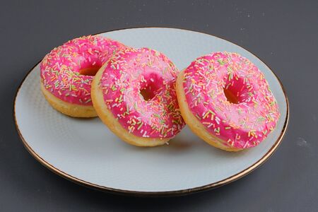 Донат Клубничный