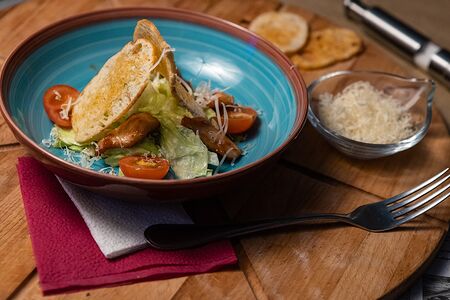 Цезарь с лососем и томатами черри