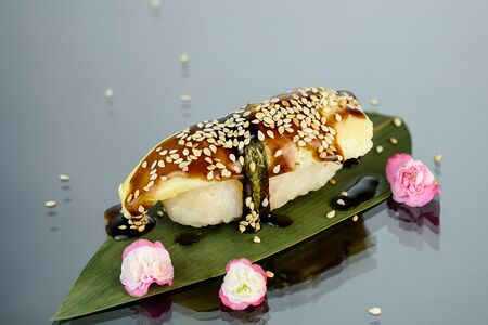 Суши с омлетом