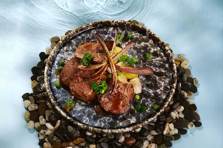 Ягнёнок с зелёным горошком и редисом