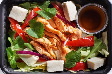 Салат с пикантной куриной грудкой, домашним сыром и перцем лечо