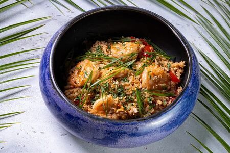 Жареный рис с креветками