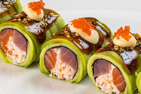 Ролл кето с авокадо, лососем, крабом и тунцом
