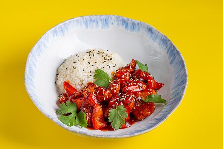 Курица в кисло-сладком соусе с рисом