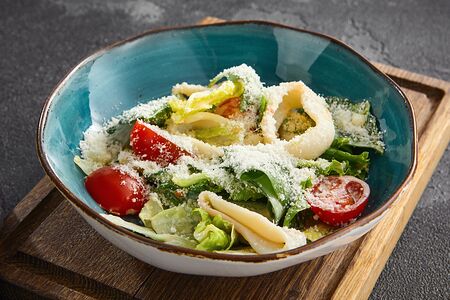 Теплый салат с кальмаром