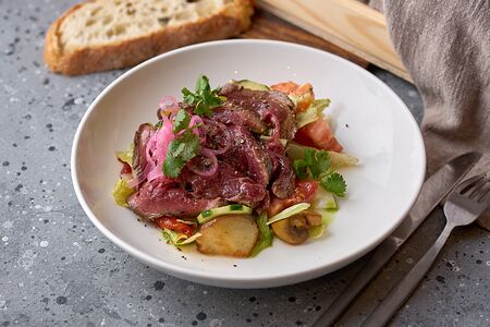Салат с ростбифом и печёным картофелем