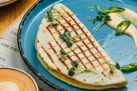 Омлет в тортилье с грибами и соусом Том Ям