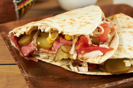 Кесадилья с колбасками и беконом