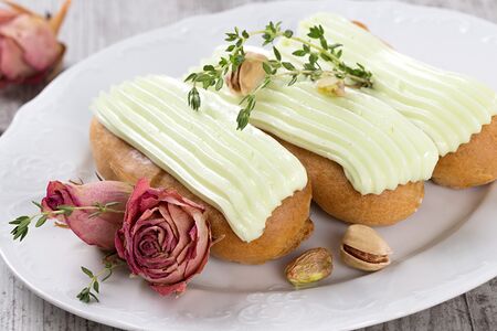 Эклер Фисташковый