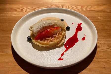 Бельгийские вафли с клубникой и бананом